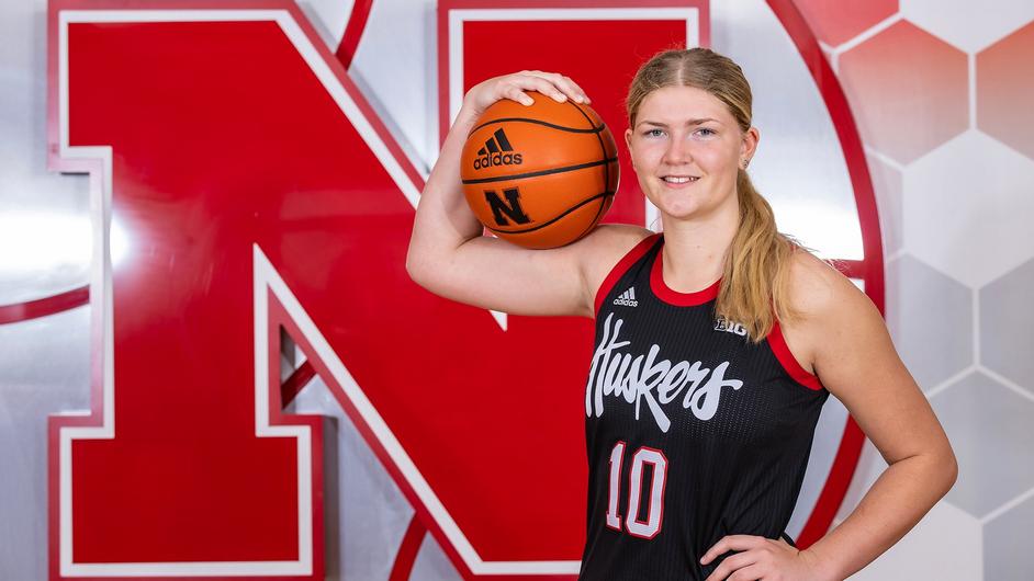 Australian Star Petrie To Join Huskers – KCSR / KBPY